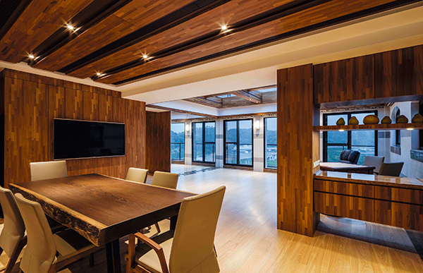 室內空間沉靜的色調與戶外美景相互輝映，透過運用兩種不同木材料增添設計變化。.jpg