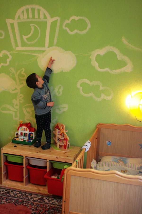 動手幫孩子DIY創意打造房間，除了省錢，也讓房間別具一番童趣。.jpg