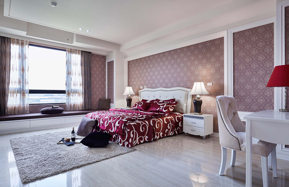 ▲臥室透過壁紙、地毯、窗簾、床單等單品，揮灑強烈且讓人印象深刻的色彩。.jpg
